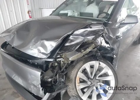 2026 Tesla Model Y Long Range Dual Motor All-Wheel Drive/Long Range Launch Series z USA, uszkodzony, nr VIN 7SAYGDEE4TA454820